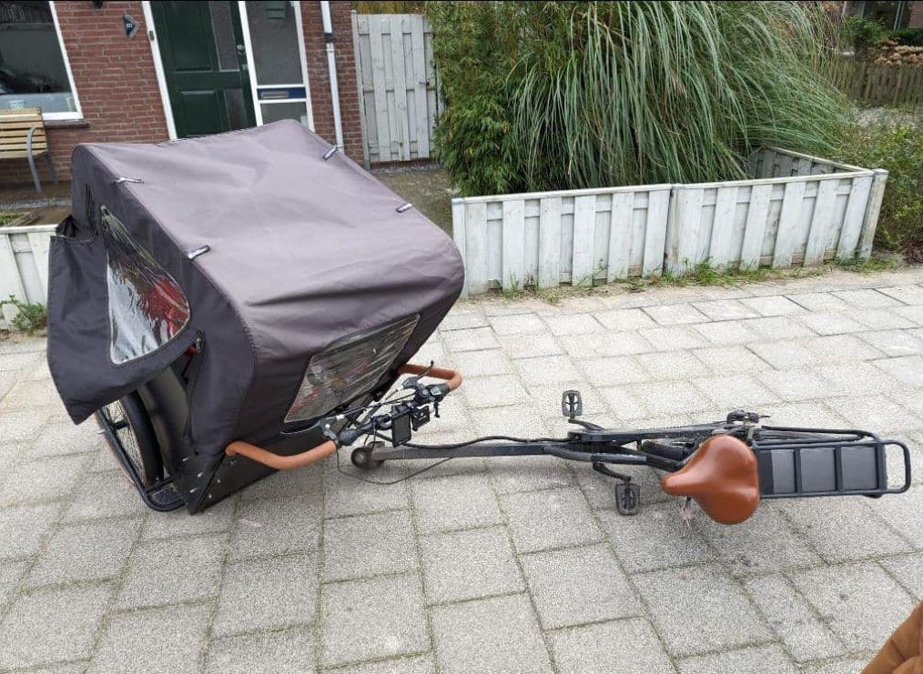 Omgevallen bakfiets op straat