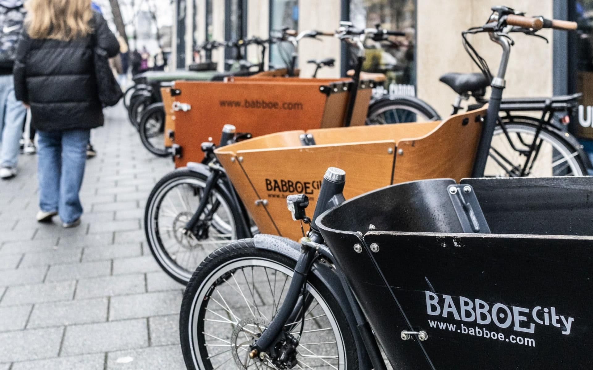 Rij geparkeerde Babboe-bakfietsen