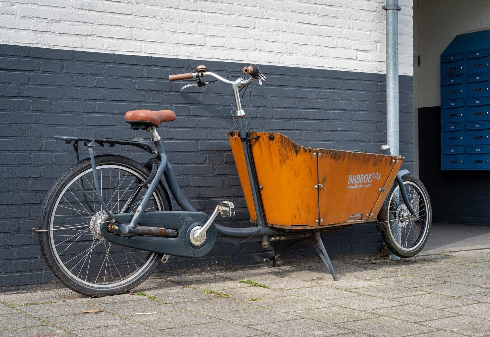 Bakfiets tegen een muur